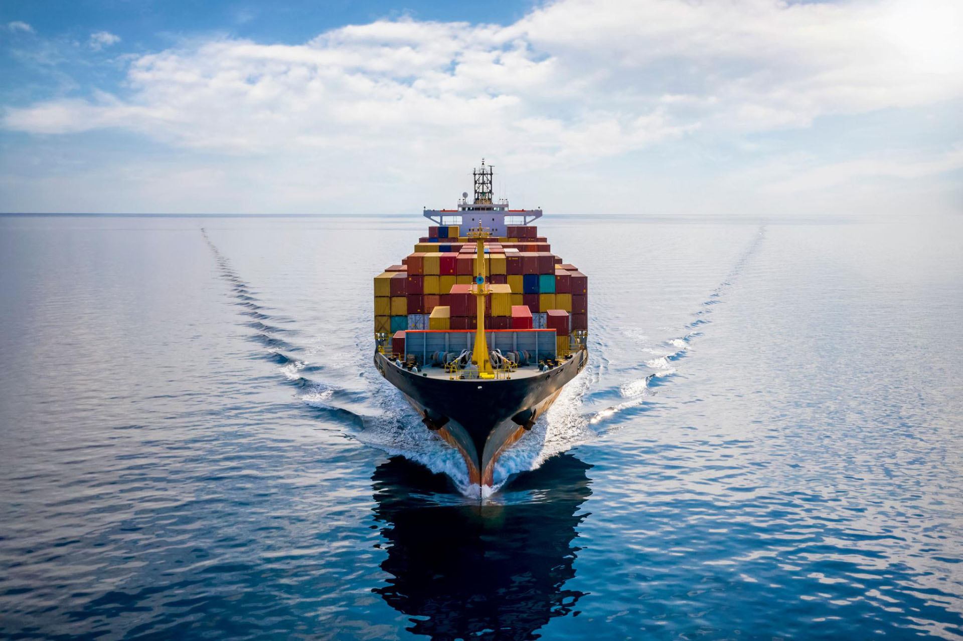 Bateau cargo au milieu de la mer